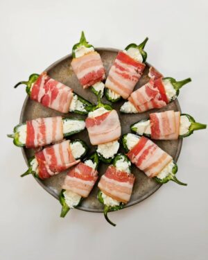 Martin Juneau Instagram - Jalapeño Poppers
🌶
🥓
🧀
La recette du premier show de la saison 2 du @snackpodcastfootball, présentée pendant la mi-temps @metromonepicier.
🏈
Inutile de dire que @casinotte et moi avons DOUBLE DIPPÉ dans la crème sure aux oignons...
Lien du show dans ma bio.
#MiTempsMetro