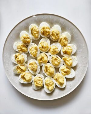 Martin Juneau Instagram - Ou comment bien recevoir sa belle-soeur pour l'apéro.
🥚
Ps- Il y avait de la mayo à la truffe de chez MAG dans les jaunes.