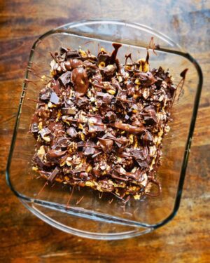 Martin Juneau Instagram - Barres de biscuits Reese's façon brownies-pas-propres de @parrapapompom, avec galettes au beurre d'arachide et chocolat noir-noisettes en garniture.
🍫
🍪
🥜
🌰
NASTY MAIS DÉLICIEUX. 
@lise_carette 
@sissi_juneau
