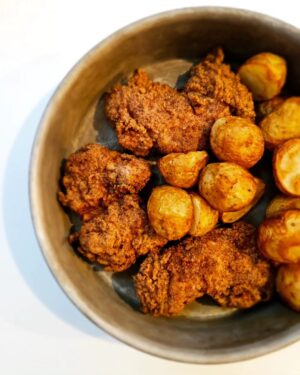 Martin Juneau Instagram - Ma blonde s'est réveillée avec un craving de poulet frit sans gluten mais impossible de trouver de la farine de riz alors on a utilisé de la farine de tapioca et de la farine d'amande pis ça l'air débile excusez-moi pour la longue phrase mais j'essaie de me dépêcher parce que j'ai trop envie de croquer dedans.