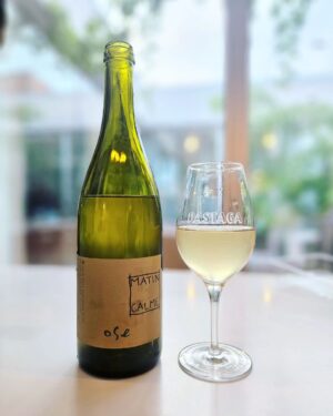 Martin Juneau Instagram - Je sais que mes posts de vin ne sont pas les plus populaires.
Je serai donc bref!
Ose 2021 de @domainedumatincalme est le meilleur blanc que j'ai bu depuis vraiment longtemps. 
💛
80 % Grenache Blanc
10 % muscat petits grains
10 % Grenache gris, Carignan blanc, Carignan gris, Maccabeu.
Pour obtenir un carton, écrivez à Nicolas@glou-mtl.com. 
#AnthonyGuix 
#DomaineDuMatinCalme 
#VoletImportation 
#VoletAndFriends 
#VoletXGlou