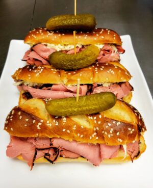 Martin Juneau Instagram - Q- Ça consiste en quoi, ton poste chez @metromonepicier, Martin?
✋️
R- Développer pleins d'idées de recettes! Certaines ne voient malheureusement jamais le jour, mais d'autres, comme ce sandwich au boeuf Angus fumé, salade de chou dans un pain bretzel (avec un cornichon sul top!), sont disponibles pour votre lunch quotidien! 
🥨
🐮
🥬
🥒
Bon appétit!
#NouveauxSandwiches
#PainBretzel
#BoeufFumé
#ChouCornichon
#Miam