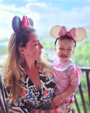 Martin Juneau Instagram - "SOURIRRRRE!" 😂
-Lucie aka Minnie Mouse Deluxe avec des glitters pis toute.
😬😁☀️