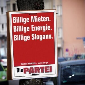 Martin Sonneborn Instagram - Wahlkampfstart in Bayern. Wir schlagen Söder mit seinen eigenen Waffen...