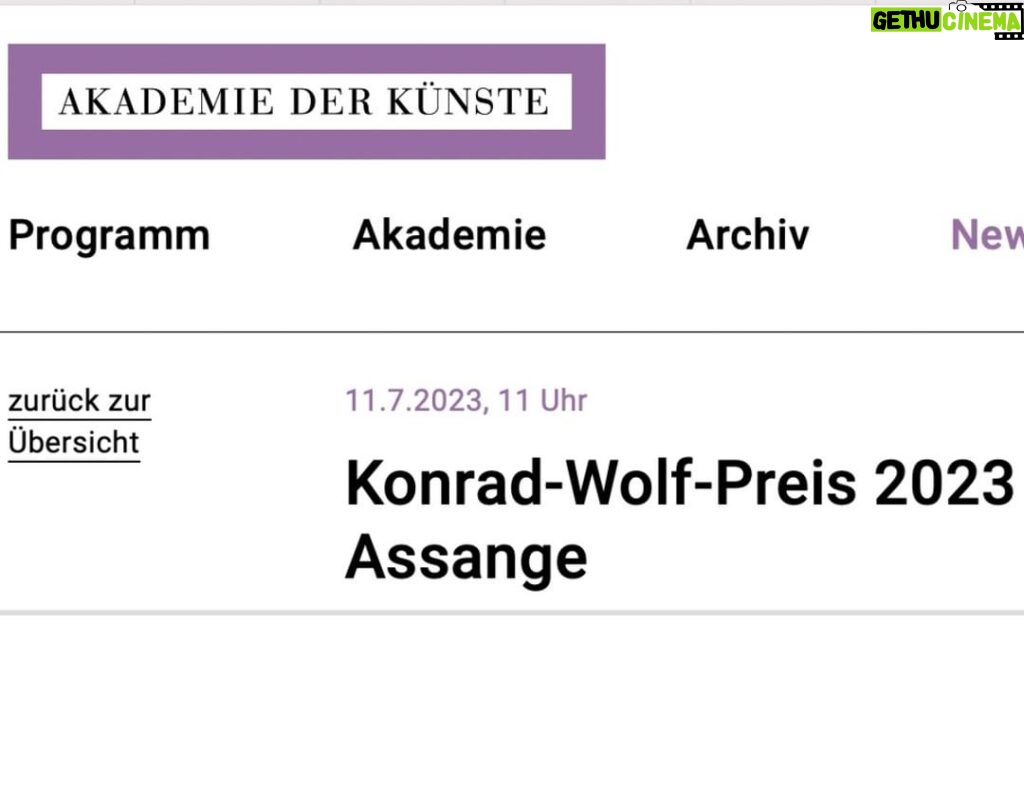 Martin Sonneborn Instagram - „Die Welt demokratisch zu ändern, sie braucht es.“ Die Akademie der Künste hat Julian Assange soeben den Konrad-Wolf-Preis zugesprochen. Zu den Hauptaufgaben der Akademie der Künste gehört laut Gesetz - die „Repräsentation des Gesamtstaates auf dem Gebiet der Kunst und Kultur“, dem bekanntlich auch der Journalismus zugehört; - die „Beratung und Unterstützung der BRD in Angelegenheiten der Kunst und Kultur“, denen bekanntlich auch der Publizismus zugeordnet ist; - die „Pflege des kulturellen Erbes“, von dem Presse- und Informationsfreiheit sinnvoll nicht zu trennen sind; - und die „Entfaltung internationaler Wirkung von Berlin aus“, was ja idealerweise mit dem Aufgabenbereich eines arbeitsfähigen Außenministeriums korrelieren sollte. Wir nehmen die Entscheidung der Akademie der Künste, dieser ältesten (1696) und ehrwürdigsten aller Gelehrtengesellschaften daher zum Anlass, diese demokratiepolitisch sedierten Tröten in der Bundesregierung nunmehr ultimativ dazu aufzufordern, alle erforderlichen Schritte zur Sicherstellung der Teilnahme Julian Assanges an der Preisverleihung (20.10.2023) einzuleiten. P.S. Wir bitten höflich, bis dahin ausreichend Bargeld in der Staatskasse zu belassen, damit die Auszahlung des mit dem Preis verbundenen Geldes (5.000 Euro) nicht zu Momenten führt, die uns allen peinlich wären.