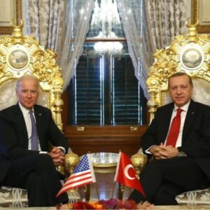 Martin Sonneborn Instagram - Erdogan und Biden haben gestern in einem Telefongespräch die NATO-Position zur Ukraine, den Beitritt Schwedens, die Lieferung von F-16 und türkischer Bayraktar-Drohnen – und die EU-Mitgliedschaft der Türkei besprochen. 

Schön, dass Frau vonderLeyen die EU jetzt endlich offen zur politischen Verhandlungsmasse für die geostrategischen Interessen anderer degradiert hat. Soviel Transparenz hätten wir von ihr gar nicht mehr erwartet.

Wenn wir übrigens vorhätten, die EU endgültig zu zerstören, dann würden wir sie nicht nur ökonomisch ruinieren und in (auf multiplen Ebenen desaströse) Abhängigkeiten zwingen, sondern final noch dafür sorgen, dass es sie auch aus dem Inneren zerreißt. 

Zum Beispiel durch die Aufnahme des Westbalkans, der Ukraine und der Türkei, mit der der Prozess der Peripherisierung des Alten Europa, der alten EU unabwendbar werden wird.

Es ist verblüffend, mit welcher Verve die überzeugtesten Europäisten in Brüssel den Niedergang des Projekts betreiben, dessen Aufbau sie rhetorisch reklamieren. Unterbeschäftigte Politologen sollten diesen Vorgang schleunigst untersuchen. Besser noch: Psychiater.

Nennen Sie uns Kassandren, aber wir legen uns jetzt fest: eine weitere Amtszeit von Frau vonderLeyen kann und wird die EU nicht überleben.