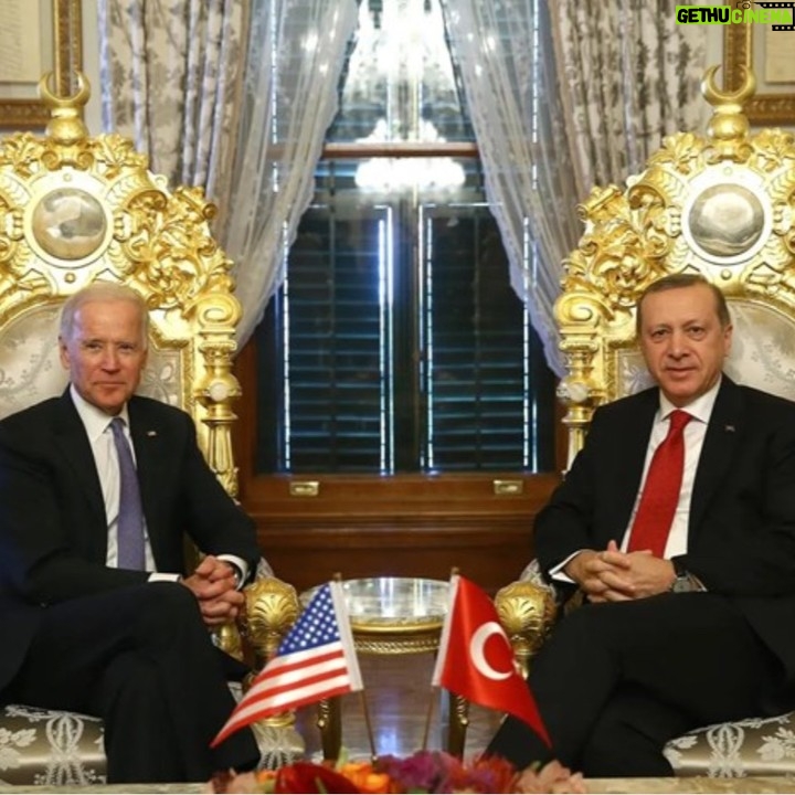 Martin Sonneborn Instagram - Erdogan und Biden haben gestern in einem Telefongespräch die NATO-Position zur Ukraine, den Beitritt Schwedens, die Lieferung von F-16 und türkischer Bayraktar-Drohnen – und die EU-Mitgliedschaft der Türkei besprochen. Schön, dass Frau vonderLeyen die EU jetzt endlich offen zur politischen Verhandlungsmasse für die geostrategischen Interessen anderer degradiert hat. Soviel Transparenz hätten wir von ihr gar nicht mehr erwartet. Wenn wir übrigens vorhätten, die EU endgültig zu zerstören, dann würden wir sie nicht nur ökonomisch ruinieren und in (auf multiplen Ebenen desaströse) Abhängigkeiten zwingen, sondern final noch dafür sorgen, dass es sie auch aus dem Inneren zerreißt. Zum Beispiel durch die Aufnahme des Westbalkans, der Ukraine und der Türkei, mit der der Prozess der Peripherisierung des Alten Europa, der alten EU unabwendbar werden wird. Es ist verblüffend, mit welcher Verve die überzeugtesten Europäisten in Brüssel den Niedergang des Projekts betreiben, dessen Aufbau sie rhetorisch reklamieren. Unterbeschäftigte Politologen sollten diesen Vorgang schleunigst untersuchen. Besser noch: Psychiater. Nennen Sie uns Kassandren, aber wir legen uns jetzt fest: eine weitere Amtszeit von Frau vonderLeyen kann und wird die EU nicht überleben.