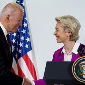Martin Sonneborn Instagram - Dass (ausgerechnet) Joe Biden darauf besteht, (ausgerechnet) vonderLeyen als Chefsekr... Pardon: Generalsekretärin der NATO zu platzieren, sagt eigentlich schon alles über die USA, die EU und die NATO aus, was man wissen muss. 
Wir möchten dennoch etwas ergänzen: Der britische "Spectator" schrieb in einer Bewertung von Vdls politischer Laufbahn, sie habe eigentlich nichts als eine (breite) Spur der Verwüstung hinterlassen (trail of disaster). 
Nachdem diese weithin erprobte Hyperschallvernichtungswaffe nicht nur im Familien-, Arbeits-, Sozial- und Verteidigungsministerium, sondern auch in der EU-Kommission eindrucksvoll vorgeführt hat, wie man gewachsene Strukturen in kürzester Zeit rückstandslos vernichtet, um sich dann unbehelligt aus dem Staub zu machen, halten wir es für überfällig, ihr nun endlich auch die NATO auszuhändigen.
Bombastischer Kollateraleffekt: Wenn alle gegen vonderLeyen geführten Verfahren entscheidungsreif sind, hat sie 3.358.000 aktive Soldaten, 738.400 Paramilitärische Einheiten und ein Budget von über 1.000 Milliarden zu ihrer Verteidigung.