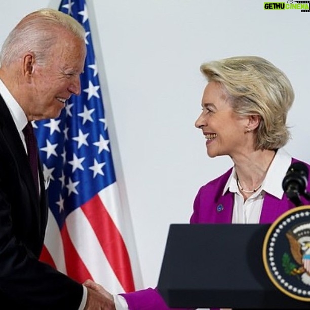 Martin Sonneborn Instagram - Dass (ausgerechnet) Joe Biden darauf besteht, (ausgerechnet) vonderLeyen als Chefsekr... Pardon: Generalsekretärin der NATO zu platzieren, sagt eigentlich schon alles über die USA, die EU und die NATO aus, was man wissen muss. Wir möchten dennoch etwas ergänzen: Der britische "Spectator" schrieb in einer Bewertung von Vdls politischer Laufbahn, sie habe eigentlich nichts als eine (breite) Spur der Verwüstung hinterlassen (trail of disaster). Nachdem diese weithin erprobte Hyperschallvernichtungswaffe nicht nur im Familien-, Arbeits-, Sozial- und Verteidigungsministerium, sondern auch in der EU-Kommission eindrucksvoll vorgeführt hat, wie man gewachsene Strukturen in kürzester Zeit rückstandslos vernichtet, um sich dann unbehelligt aus dem Staub zu machen, halten wir es für überfällig, ihr nun endlich auch die NATO auszuhändigen. Bombastischer Kollateraleffekt: Wenn alle gegen vonderLeyen geführten Verfahren entscheidungsreif sind, hat sie 3.358.000 aktive Soldaten, 738.400 Paramilitärische Einheiten und ein Budget von über 1.000 Milliarden zu ihrer Verteidigung.