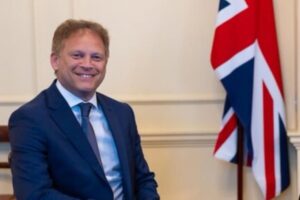 Martin Sonneborn Instagram - Verteidigungsminister GRANT SHAPPS (links im Bild) hat gerade erklärt, dass Großbritannien sich auf einen Krieg mit RUSSLAND, CHINA, IRAN & NORDKOREA vorbereiten müsse – gleichzeitig und innerhalb der nächsten 5 Jahre. 
Vergessen hat er die Kriege mit SCHOTTLAND, IRLAND, seiner SCHWIEGERMUTTER & dem Reich der KLINGONEN. Und seinem FRISEUR. Smiley!