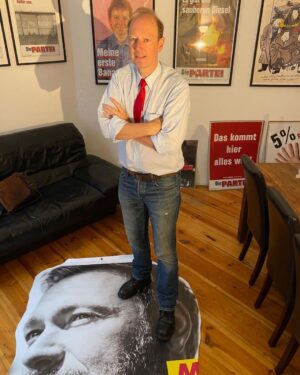 Martin Sonneborn Instagram - Um an der Europawahl am 9. Juni teilnehmen zu können, braucht Die PARTEI bis Ende Februar 4.000 Unterstützerunterschriften. Ich sammle morgen ab 19 Uhr im Franziskaner in Kreuzberg (Dresdener Str. 17). Europa nicht den Leyen & Strack-Rheinmetalls überlassen! 
PS: Wir vergessen niemanden, der uns den Weg an die Macht geebnet hat... Smiley
PPS: Bauern (mit Niveau) sind ausdrücklich willkommen, bitte die Traktoren draußen anbinden!
