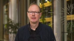 Martin Sonneborn Instagram - Die Redenschreiber von Olaf Scholz sind krank - meine waren (leider) gesund. Der Jahresrückblick der Herzen, mit fröhlichem Ausblick auf das Atomkriegsjahr 2024... Komm' se gut rein, draußen an den Geräten!