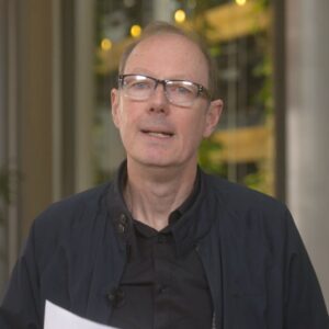 Martin Sonneborn Instagram - WARNHINWEIS: Diese semiseriöse Weihnachtsansprache kommt ohne expliziten WARNHINWEIS... Smiley!
Frohe Feste & Prost draußen an den Geräten!