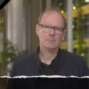 Martin Sonneborn Instagram - Nachruf auf rund 4.000.001 Tote
Stumpfe Werbung für die Weihnachtsausgabe des "Bericht aus Brüssel" +++ Die kommt zu Weihnachten +++ Wenn es uns gefällt +++ Und wir fertig werden +++ Deswegen ist der Inhalt auch ausschließlich versöhnlich, positiv, friedlich +++ LügenSmiley!
