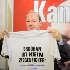 Martin Sonneborn Instagram - Bekleidungsvorschlag für den #Erdogan-Besuch. Wir haben noch ein paar Shirts im Büro herumliegen, Scholz...