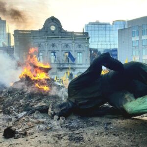 Martin Sonneborn Instagram - In der Nacht vor dem heutigen EU-Sondergipfel haben Tausende Bauern mit Landwirtschaftsdelegationen aus Frankreich, Belgien, Spanien, Italien und Portugal vor meinem Arbeitsplatz in Brüssel kampiert. Die Stadt steht still, schon 230 Kilometer Stau um 8 Uhr morgens. Gut, dass ich um diese Uhrzeit noch schlafe...

Was die EU betrifft, so stehen Außen- & Innenwelt sichtlich in keinem brauchbaren Verhältnis mehr zueinander: Während draußen über 1300 Traktoren das Europäische Parlament und seinen mittlerweile brennenden Vorplatz blockieren, haben die 27 Staatschefs drinnen den Zorn der Bauern noch nicht einmal auf ihre Tagesordnung gesetzt. 

Das hasst der Bauer europaweit: Zu niedrige Einkommen, Inflation, überbordende EU-Bürokratie, Anhäufung unsinniger Normen, Konkurrenzdruck durch Mercosur, explodierende Treibstoffkosten. Zu hohe Bier- und Dönerpreise! Kommt uns bekannt vor...

Die sog. einfachen Leute, die Landwirte & Arbeiter, waren schon oft die maßgebliche Triebkraft in der europäischen Geschichte. Während Amtsträger, nun ja, eher als etwas „retardierend“ beschrieben sind. 
Vive la Bauernrevolution!