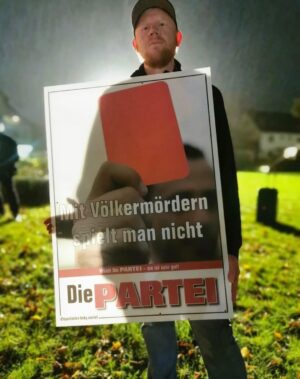 Martin Sonneborn Instagram - Bild von der gestrigen Demonstration vor dem Spiel Leverkusen vs. Quadratbatsch Agdam (Aserbaidschan). Ich war zum ersten Mal in meinem Leben für Leverkusen... Smiley!