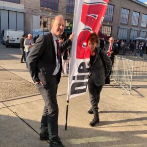 Martin Sonneborn Instagram - Sibylle Berg ist die prominente Nr. 2 auf der Liste der PARTEI zur EU-Wahl im Juni '24... Wir feierten die Liste anschießend in einer der Satiresendungen des ZDF: im "Fernsehgarten". (die Presse berichtet... Smiley)