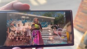 Martin Sonneborn Instagram - Grüße an die PARTEI-Freunde im Pool des Fernsehgartens… Andrea Kiewel (sauer) will alle Zuschauer rausschmeißen, die eine rote Krawatte tragen… Smiley