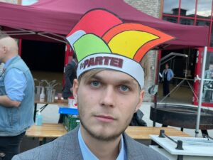 Martin Sonneborn Instagram - Bundesparteitag der PARTEI in Mainz +++ Wir stellen die Liste zur EU-Wahl auf +++ Es wird gemunkelt, der Wahlvorschlag des Bundesvorstands beinhalte eine prominente Person auf Platz 2 +++ Alaaaaaf!