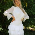 Martine Lunde Instagram - Annonse @kouture_no 🌸 Klokken 20.00 slippes kjolene på Kouture.no🤍 Jeg kjører live på insta da! Om du er interessert i å få tak i en kjole fra kolleksjonen burde du sitte klar, for interessen er stor🌸 Vi sees live 20.00!