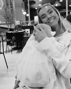 Martine Lunde Instagram - En som er veeeeldig fornøyd med at venna begynner å få barn😍❤️ @sandrahjelmseth
