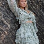 Martine Lunde Instagram - Annonse @kouture_no 🤍 Imorgen klokken 20.00 slippes endelig de siste kjolene i sommerkolleksjonen🌸 De slippes på Kouture.no, og jeg kommer til å kjøre live på insta samtidig! Det blir giveaways på kjolene og dere får se kjolene på forskjellige modeller🤍 Og husk, om kjolene blir utsolgt så kommer de ikke tilbake😟