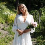 Martine Lunde Instagram - Annonse @kouture_no 🤍 Imorgen klokken 20.00 slippes endelig de siste kjolene i sommerkolleksjonen🌸 De slippes på Kouture.no, og jeg kommer til å kjøre live på insta samtidig! Det blir giveaways på kjolene og dere får se kjolene på forskjellige modeller🤍 Og husk, om kjolene blir utsolgt så kommer de ikke tilbake😟