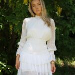 Martine Lunde Instagram - Annonse @kouture_no 🌸 Klokken 20.00 slippes kjolene på Kouture.no🤍 Jeg kjører live på insta da! Om du er interessert i å få tak i en kjole fra kolleksjonen burde du sitte klar, for interessen er stor🌸 Vi sees live 20.00!