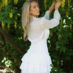 Martine Lunde Instagram - Annonse @kouture_no 🌸 Klokken 20.00 slippes kjolene på Kouture.no🤍 Jeg kjører live på insta da! Om du er interessert i å få tak i en kjole fra kolleksjonen burde du sitte klar, for interessen er stor🌸 Vi sees live 20.00!