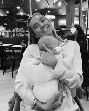 Martine Lunde Instagram - En som er veeeeldig fornøyd med at venna begynner å få barn😍❤️ @sandrahjelmseth