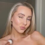 Martine Lunde Instagram - Annonse @makeupmekka 🤍 Ah, er så mange av disse produktene jeg har blitt såå glad i! Spesielt soft tint serum foundationen, og ikke minst min nye favoritt leppekombo💋 Med koden MARTINE25 får dere 25% rabatt på alle ordinære varer fra @makeupmekka 🤍