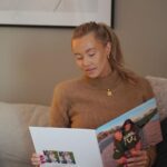 Martine Lunde Instagram - Annonse @fotoknudsen 🤍 La oss bli flinkere på å lage fotobøker! Jeg vet med meg selv at jeg hadde blitt litt lei meg om jeg hadde spurt mamma om å få se bilder av meg som liten, også hadde hun tatt frem et album på Facebook. Fotobøker er så lett å lage, og så koselig å se gjennom❤️ Jeg har laget en nå med alle de beste minnene fra 2023! Om du vil gjøre det samme får du nå 50% rabatt på alle fotobøker og 40% rabatt på alt annet hos @fotoknudsen med koden MARTINE50❤️ Den varer frem til 28. januar! Link i bio
