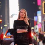 Martine Lunde Instagram - Vært hjemme i noen timer, og lengter allerede tilbake✨ Annonse gave- @kayani har sluppet den fineste kolleksjonen, og dette settet er en drøøøm!! Kjøp klær til julefesten hos @kouture_no 🖤 📸 @capturecreative.inc New York City