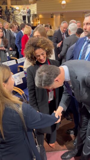 Masih Alinejad Instagram - .
تعظیم مارک روته، نخست وزیر هلند در برابر کوثر افتخاری یکی از زنانی که در اعتراضات پس از قتل #مهسا_امینی یکی از چشمانش را با اصابت گلوله ساچمه‌ای سرکوبگران از دست داد. کوثر افتخاری به رییس پارلمان اروپا گفت: من سند زنده جنایت سپاه پاسداران انقلاب اسلامی هستم و برای همین خوشحالم که کنفرانس امنیتی مونیخ، جمهوری اسلامی را دعوت نکرد اما خواسته ما این است که سپاه را در لیست تروریستی قرار دهید.
#زن_زندگی_آزادی