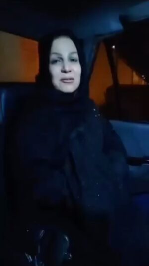 Masih Alinejad Instagram - مادر محمد قبادلو  مقابل زندان قزالحصار رفت تا فرزندش را از اعدام نجات دهد. محمد فرزند ایران است، از مردم عزیز خواهش میکنم این مادر را تنها نگذارند. اجازه ندهیم محمد را اعدام کنند.
‫#محمد_قبادلو‬