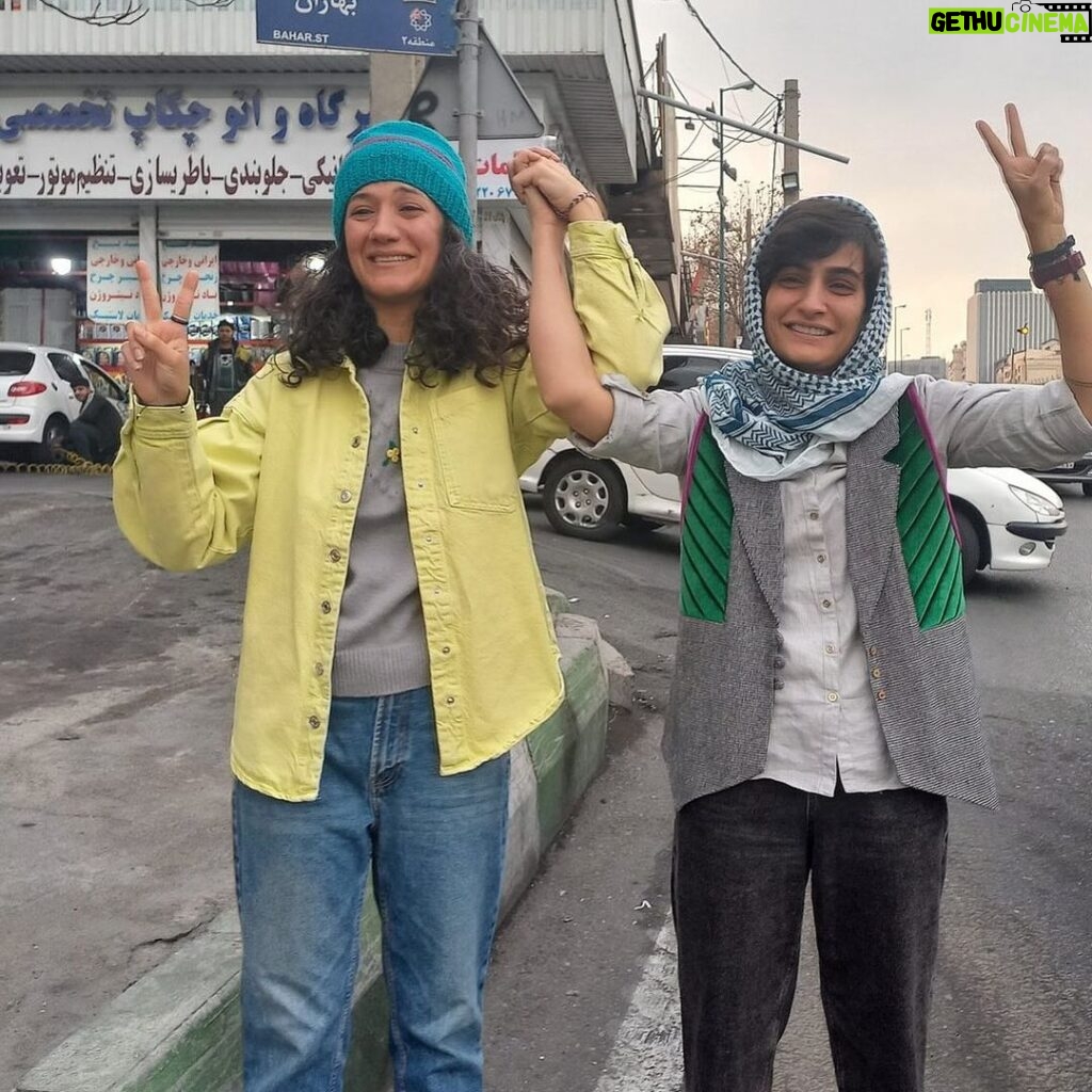 Masih Alinejad Instagram - این لبخند پیروزی، این دستها که به نشان پیروزی بالا رفته‌ است، این بغض و آغوش، این خنده‌ها و اشک‌ها….چقدر لحظه‌ی شیرینی خلق شد در مقابل زندان مخوف اوین آنگاه که دو روزنامه نگار شجاع، دو زن قوی، سربلند به ما نگاه می‌کنند و یاد‌آوری می‌کنند که باید در برابر سرکوب‌گران پرامید و محکم ایستاد. به ما که آنها را قهرمان می‌دانیم چون در برابر سانسور و سرکوب در جمهوری اسلامی تسلیم نشدند، بلکه استوار ایستادند. ‫#نیلوفر_حامدی‬ و ‫#الهه_محمدی‬ شما برای بیان حقیقت قتل ‫#مهسا_امینی‬ هزینه دادید و زنان زیادی که در این سالها با دوربین‌های معمولی شان جلوی سرکوب‌گران و عاملان و آمران قتل ایستادند، قدر شما را می‌دانند. بعد از قتل مهسا ژینا امینی، دردهای مشترک میان زنانی که سالها از مزاحمان و ماموران و آزارگران حجاب زخمی شده بودند باعث پیوند بزرگی میان زنان و مردان این سرزمین شد تا محکم‌تر از همیشه فریاد بزنند که این حکومت آپارتایدی، این دیکتاتوری در شان ما مردم ایران نیست. برای رسیدن به آزادی، دموکراسی و کرامت انسانی برای رسیدن به ایران آزاد قدر تک تک آزادی‌خواهان و‌ مبارزان را بدانیم. ما همه سرما خورده‌ی یک زمستانیم. ما همه زخم‌خورده‌ی یک حکومت‌ایم. با هم و در کنار هم قوی‌تر ایم علیه دشمنی که دشمن همه ماست، علیه دشمنانِ ‫#زن_زندگی_آزادی‬