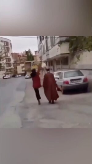 Masih Alinejad Instagram - .
ویدویی که توسط یک وبسایت انگلیسی مخالف اسلام افراطی با اشاره به معترضان ایران منتشر شده است. در جریان انقلاب زن زندگی آزادی، عمامه پرانی یکی از روش‌های جوانان برای اعتراض به حکومت دینی و نمایندگان افراطی آن بود که بازتاب گسترده‌ای داشت. پیامی به جامعه بین‌المللی که مردم ایران نه خواهان حکومت اسلامی هستند و نه برای شریعتی که زنان را شلاق می‌زند و بر سرشان چادر اجبار می‌پوشد ارزشی قایل هستند. روش‌های مختلف اعتراضات مدنی را همچنان با بکارگرفتن خلاقیت‌های خود ادامه دهیم.