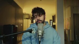 Masih Alinejad Instagram - .
شروین حاجی‌پور، خواننده‌ی «برای» با انتشار آهنگ جدیدش نوشت:

 «نمیدانم این چندمین باریست که برای “برای” به دادگاه احضار میشوم
نمیدانم این ترس و بلاتکلیفی تا کی ادامه دارد
فقط میدانم که وقتی “برای” را مینوشتم، برایم مهم نبود که هوای آلوده، گریبان کدام ریه‌ها را میگیرد
یا فقر در جیب هواداران کدام جناح سیاسی مینشیند
یا انقراض پیروز، چپ‌ها را به سوگ مینشاند یا راست‌ها را
اما میدانستم که قربانی تمام تندروی‌های جناحی، ما مردم عادی هستیم
و میدانستم که اعتراض لازمه‌ی تکامل است و تا مشکل را نشان ندهیم، حل کردنش هم میسر نیست
میدانستم که ما مردم عادی هم حق داریم تا دلمان برای وطن بسوزد و به فکر آبادی‌اش باشیم
حالا اما، احساس میکنم که شاید اشتباه میکردم
شاید خاک را هم انحصاری کرده‌اند
شاید وطن برای ما مردم عادی نیست
و آدمی بدون وطنش هیچ نیست، الا زباله‌ای دور انداختنی»

#زن_زندگی_آزادی
