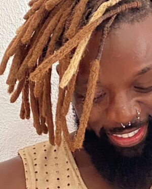 Massengo Júnior Instagram - Família , acabei de colocar esses dreads removíveis na @ateliedastrancasbyalicia , quem aplicou foi a braba da @lic_asilva , os dreads foram confeccionados pela braba da @negdreads . 
Dread removível é aquele que você pode colocar e tirar quando quiser mudar de estilo , se vc é afim de fazer e não sabe onde procurar só acionar eles ❤️😍. #dreads #explorar