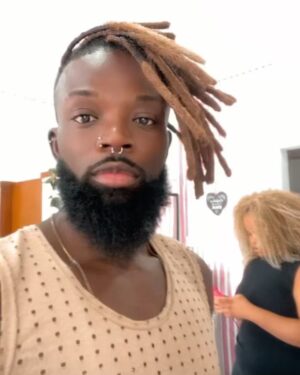 Massengo Júnior Instagram - Família , acabei de colocar esses dreads removíveis na @ateliedastrancasbyalicia , quem aplicou foi a braba da @lic_asilva , os dreads foram confeccionados pela braba da @negdreads . 
Dread removível é aquele que você pode colocar e tirar quando quiser mudar de estilo , se vc é afim de fazer e não sabe onde procurar só acionar eles ❤️😍. #dreads #explorar