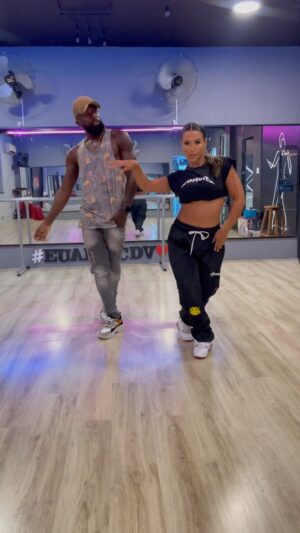 Massengo Júnior Instagram - Brigas demais @ludmilla @delacruzoriginal @gaab 🤯 
Já estava com saudades do meu lugarzinho favorito hahaha, quem aí gosta de me ver dançando por aqui?

Dc: @massengojunior