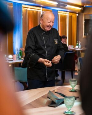 Massimo Boldi Instagram - Eccomi ancora una volta nei panni di chef per una divertente sfida in famiglia! 🍳@borgheseale e i giudici di #celebritychef decreteranno quali saranno i piatti meglio riusciti tra me e mia figlia @manuelaboldiofficial !👨🏼‍🍳👩🏻‍🍳
Ci vediamo stasera alle 19,10 su @tv8it 😄 🧅