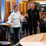 Massimo Boldi Instagram - Eccomi ancora una volta nei panni di chef per una divertente sfida in famiglia! 🍳@borgheseale e i giudici di #celebritychef decreteranno quali saranno i piatti meglio riusciti tra me e mia figlia @manuelaboldiofficial !👨🏼‍🍳👩🏻‍🍳 Ci vediamo stasera alle 19,10 su @tv8it 😄 🧅 Alessandro Borghese - Il Lusso della Semplicità