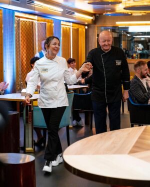 Massimo Boldi Instagram - Eccomi ancora una volta nei panni di chef per una divertente sfida in famiglia! 🍳@borgheseale e i giudici di #celebritychef decreteranno quali saranno i piatti meglio riusciti tra me e mia figlia @manuelaboldiofficial !👨🏼‍🍳👩🏻‍🍳
Ci vediamo stasera alle 19,10 su @tv8it 😄 🧅