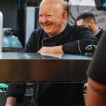 Massimo Boldi Instagram - Di nuovo in cucina,di nuovo ai fornelli.....secondo voi dove cucinerò domani??👨‍🍳🍳🧅 #chefmassimo #soncontrarioallapentolaapressione 😄