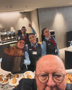 Massimo Boldi Instagram - Benvenuuto alla stazione TERMINI ……di Roma dove mi aspetta un Frecciarossa 1.000 carrozza 1 posto in Executive 👍