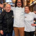 Massimo Boldi Instagram - Eccomi ancora una volta nei panni di chef per una divertente sfida in famiglia! 🍳@borgheseale e i giudici di #celebritychef decreteranno quali saranno i piatti meglio riusciti tra me e mia figlia @manuelaboldiofficial !👨🏼‍🍳👩🏻‍🍳 Ci vediamo stasera alle 19,10 su @tv8it 😄 🧅 Alessandro Borghese - Il Lusso della Semplicità