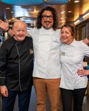Massimo Boldi Instagram - Eccomi ancora una volta nei panni di chef per una divertente sfida in famiglia! 🍳@borgheseale e i giudici di #celebritychef decreteranno quali saranno i piatti meglio riusciti tra me e mia figlia @manuelaboldiofficial !👨🏼‍🍳👩🏻‍🍳
Ci vediamo stasera alle 19,10 su @tv8it 😄 🧅
