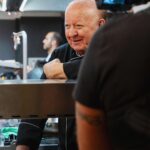 Massimo Boldi Instagram - Di nuovo in cucina,di nuovo ai fornelli.....secondo voi dove cucinerò domani??👨‍🍳🍳🧅 #chefmassimo #soncontrarioallapentolaapressione 😄